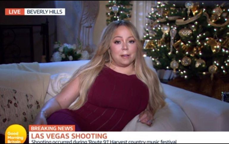 En un video se ve a Mariah recostada en un sofá de su casa y detrás de ella se observa un árbol de Navidad.TWITTER