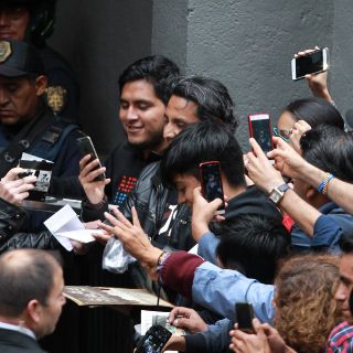 Integrantes de U2 saludan y dan autógrafos a fanáticos