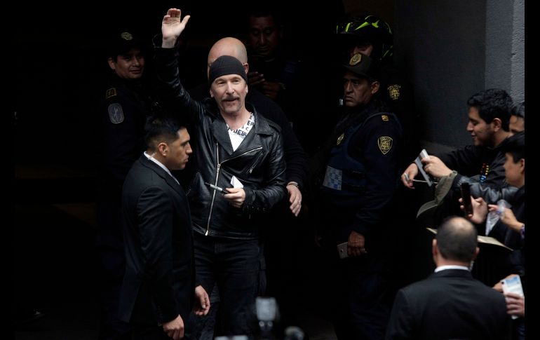 Antes de dirigirse hacia el Foro Sol, los integrantes de U2 se tomaron algunos minutos para complacer a admiradores que esperaron afuera del hotel. EFE / M. Guzmán