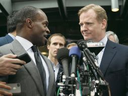 DeMaurice Smith (izq.) y Roger Goodell, líder del sindicato de jugadores y comisionado de la NFL, respectivamente, sostuvieron conversaciones en torno al activismo. AP