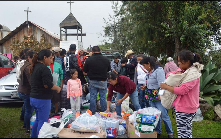 Voluntarios de Fundación Telmex Telcel dieron a la población de forma directa 16 mil 500 despensas, 15 mil 50 colchonetas y 14 mil 800 cobertores. Notimex