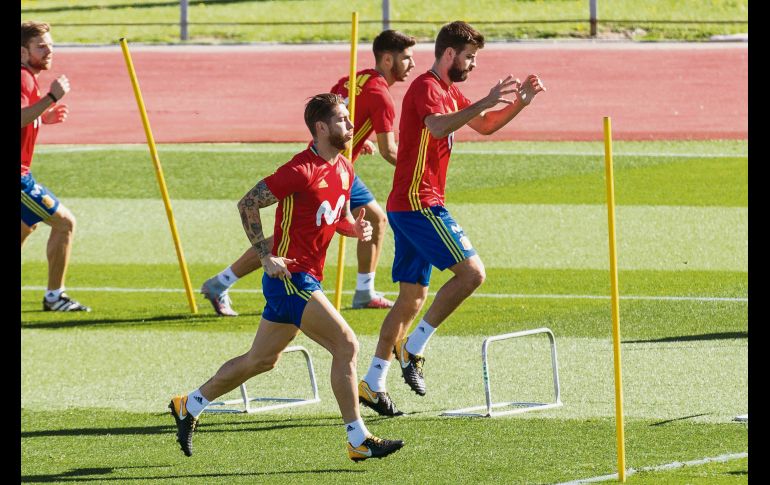 Los jugadores de la Selección española Sergio Ramos (izquierda) y Gerard Piqué (derecha) durante el entrenamiento realizado en la Ciudad del Futbol de Las Rozas. EFE