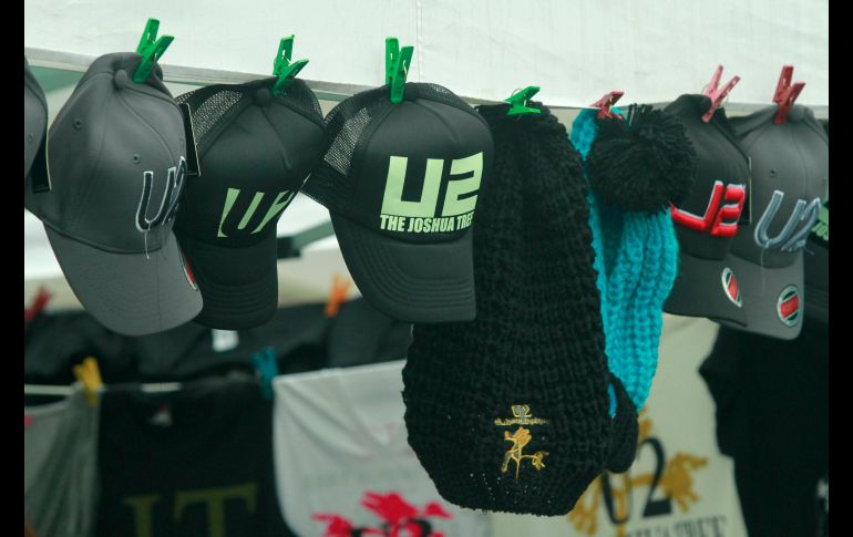 La venta de diversos artículos con el logotipo de la banda no podía faltar en los alrededores del Foro Sol. NTX/G. Durán