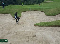 El futgolf consiste en meter un balón a hoyos de 35 centímetros usando las piernas en vez de palos de golf. FACEBOOK