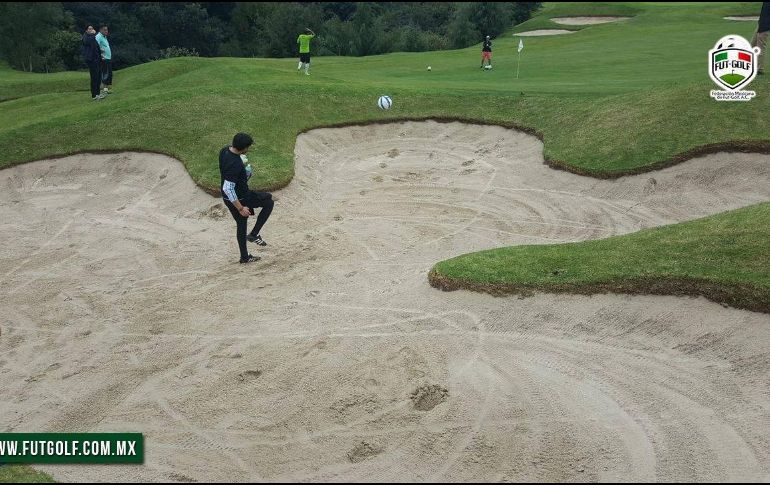 El futgolf consiste en meter un balón a hoyos de 35 centímetros usando las piernas en vez de palos de golf. FACEBOOK