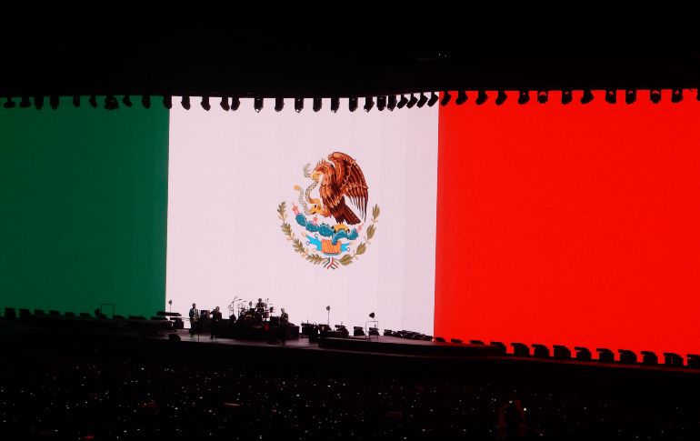 El escenario se pinta con los colores de la bandera mexicana. EFE/J. Ramírez