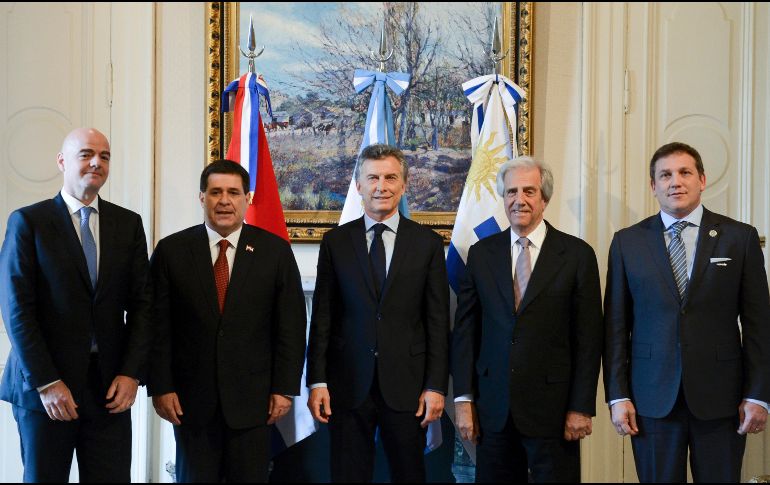 El anuncio se oficializó tras una cumbre en Buenos Aires en la que participaron los presidentes de los tres países además del presidente de la FIFA, Gianni Infantino. AP/ Presidencia argentina