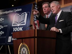 El presidente de la comisión, Richard Burr (derecha) y el vicepresidente Mark Warner dan una rueda de prensa con los avances de la investigación. AFP / C. Somodevilla