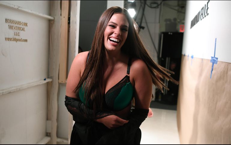 Ashley Graham tras bambalinas de un desfile de modas. AFP/Archivo