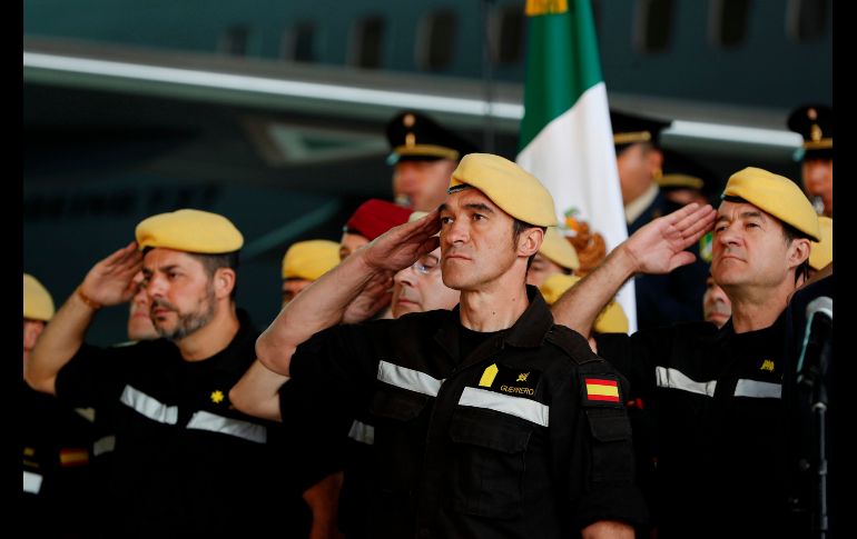 Brigadistas españoles que participaron en el rescate de víctimas de los escombros de los edificios colapsados por el sismo del 19 de septiembre, son despedidos en el aeropuerto de Ciudad de México. EFE/J. Méndez