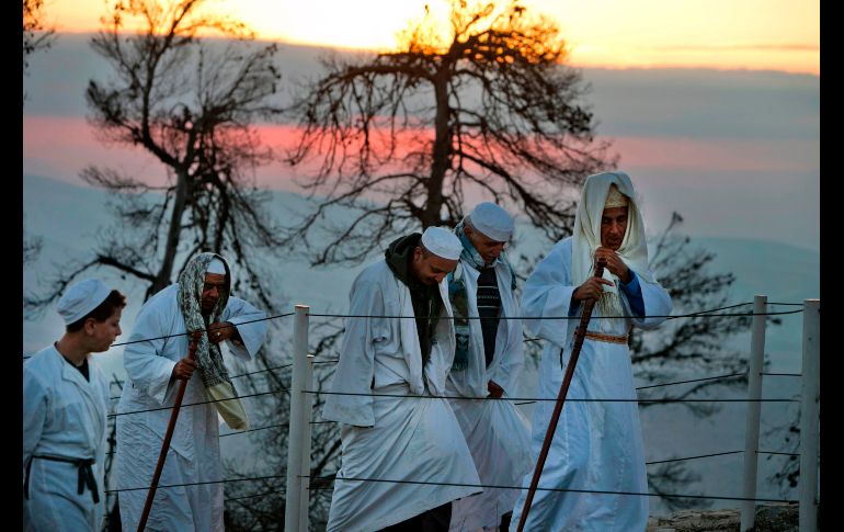 Samaritanos caminan hacia el monte Gerizim, Cisjordania, para orar en las celebraciones de 