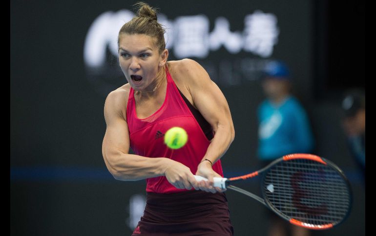 La rumana Simona Halep devuelve una pelota en partido del Abierto de tenis de China en Pekín. AFP/N. Asfouri