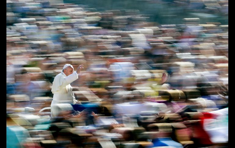El Papa Francisco llega a la audiencia general en la plaza de San Pedro, en el Vaticano. AP/A. Medichini