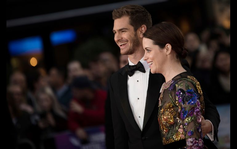 Los actores Andrew Garfield y Claire Foy posan a su llegada al estreno de 