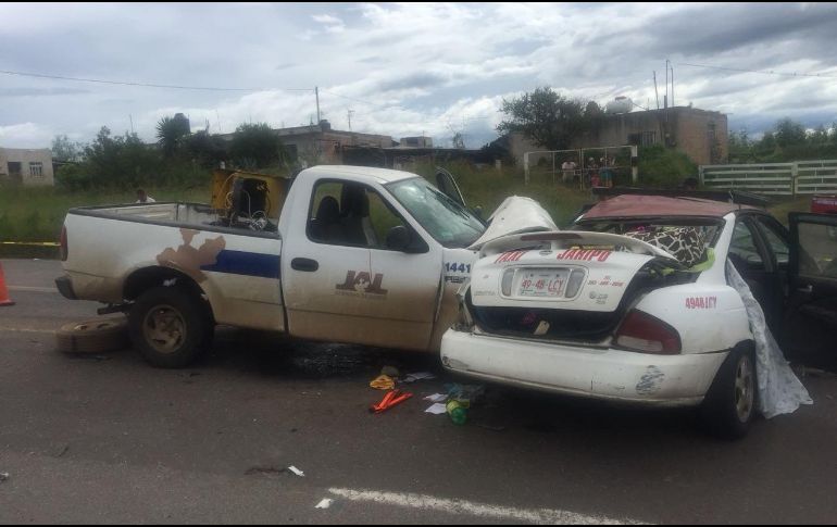 El percance carretero estuvo interpretado por una camioneta de la Secretaría de Salud y un taxi de Michoacán. ESPECIAL/ Protección Civil Jalisco