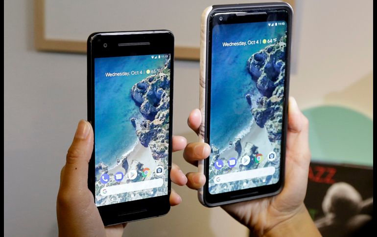 Modelos de los celulares Pixel 2 (i) y Pixel 2 XL, dispositivos que Google presentó hoy en un acto en el SF Jazz Center, de San Francisco. AP/J. Chiu