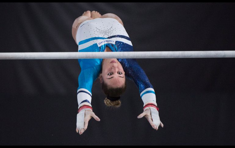 La suiza Giulia Steingruber presenta su rutina en las barras asimétricas, durante la fase clasificatoria del Campeonato Mundial de Gimnasia Artística en Montreal, Canadá. AP/The Canadian Press/P. Chiasson