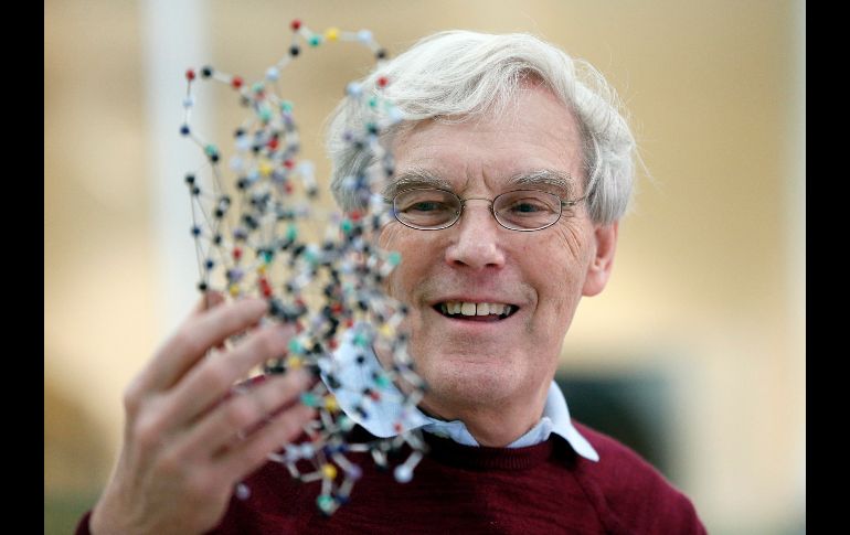 Richard Henderson sostiene un modelo de la estructura de la bacteriorodopsina previo a una rueda de prensa en Cambridge, Inglaterra. Henderson es uno de los tres científicos galardonados hoy con el Nobel de Química. AP/F. Augstein