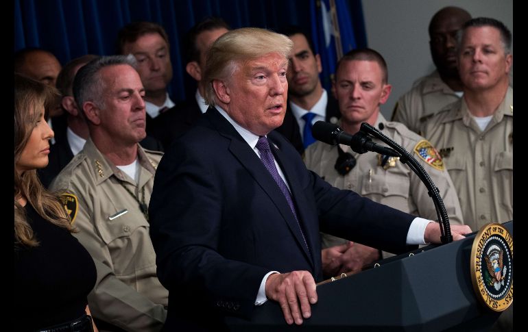 Trump expresó sus condolencias por la matanza durante una visita a la central de policía de Las Vegas AFP / D. Angerer