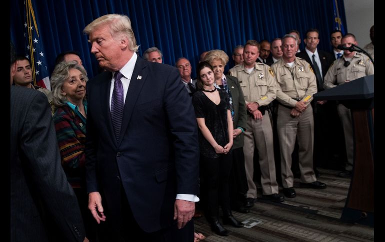 Trump expresó sus condolencias por la matanza durante una visita a la central de policía de Las Vegas. AFP / D. Angerer