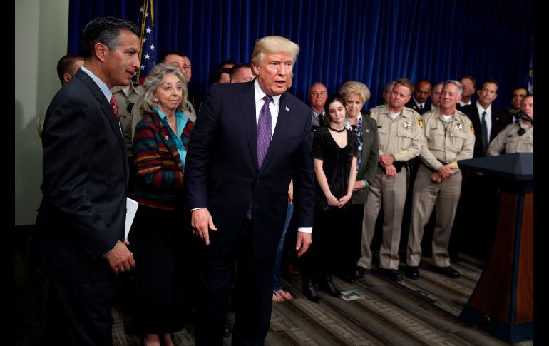 Trump expresó sus condolencias por la matanza durante una visita a la central de policía de Las Vegas. AP / E. Vucci