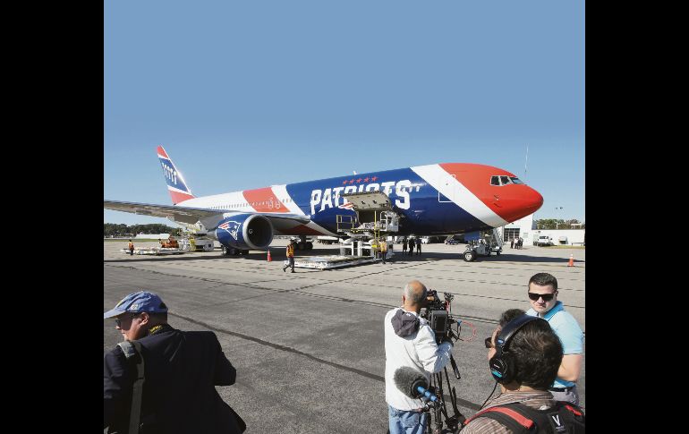 Los Patriots estrenaron un Boeing 767 en su vuelo a Tampa Bay, donde esta noche enfrentarán a los Bucs, entre grandes incógnitas con su defensiva.  AP/S. Senne