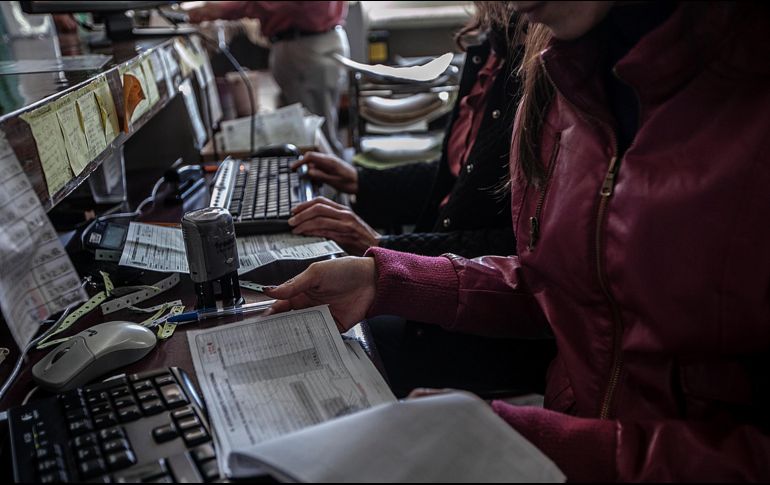 Aunque personas de ambos sexos hagan el mismo trabajo, las mujeres perciben menos dinero. EL INFORMADOR/Archivo