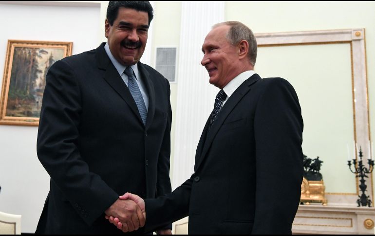 El presidente ruso, Vladímir Putin (d), habla con su par venezolano, Nicolás Maduro, en el Kremlin de Moscú. AFP/Y. Kadobnov