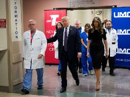 Donald Trump camina acompañado por médicos del Centro Médico Universitario después de visitar a víctimas del tiroteo. AFP/D. Angerer