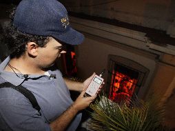Un inspector mide los decibeles que se registran en un bar, desde las afueras del establecimiento. EL INFORMADOR/Archivo