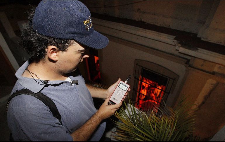 Un inspector mide los decibeles que se registran en un bar, desde las afueras del establecimiento. EL INFORMADOR/Archivo