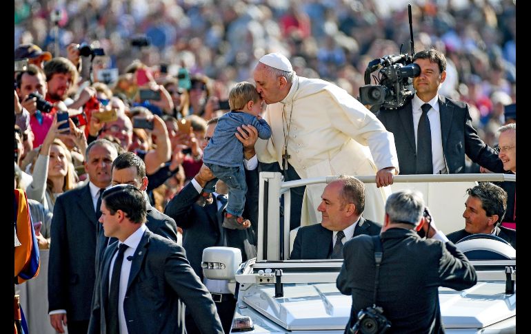 El Papa Francisco besa a un niño durante su audiencia general de los miércoles en la plaza de San Pedro. EFE/A. Di Meo