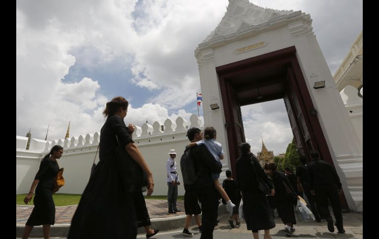 Ciudadanos esperan cola para mostrar sus respetos al fallecido rey Bhumibol Adulyadej en el Gran Palacio en Bangkok. EFE/N. Sangnak