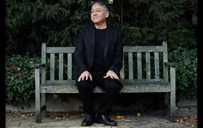El británico Kazuo Ishiguro da una conferencia de prensa en Londres, luego de ser galardonado con el Premio Nobel de Literatura 2017. AFP/B. Stansall