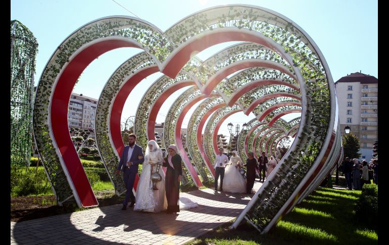 Recién casados chechenos asisten a la celebración del Día de la Ciudad en Grozny, Rusia, en cuyo marco se casaron 199 parejas. AP/M. Sadulayev
