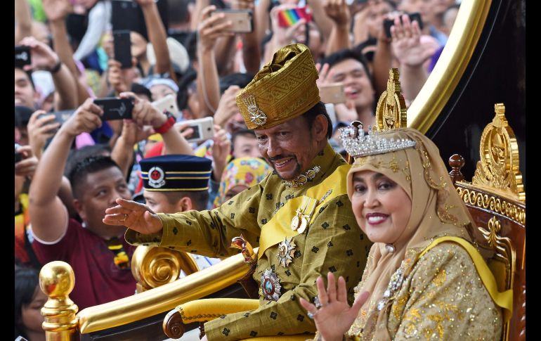 El sultán de Brunei Hassanal Bolkiah y la reina Saleha se trasladan en una carroza en Bandar Seri Begawan, durante una procesión por el 50 aniversario de la asención al trono del sultán. AFP/R. Rahman