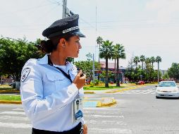 Mujer choca con portón y lesiona a peatón en prueba de manejo