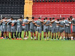 La Federación Costarricense de Futbol desmintió informaciones que circularon en Internet sobre la supuesta suspensión del partido, debido a las lluvias. AFP / E. Becerra