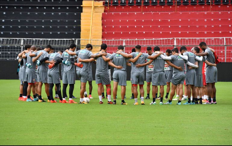 La Federación Costarricense de Futbol desmintió informaciones que circularon en Internet sobre la supuesta suspensión del partido, debido a las lluvias. AFP / E. Becerra