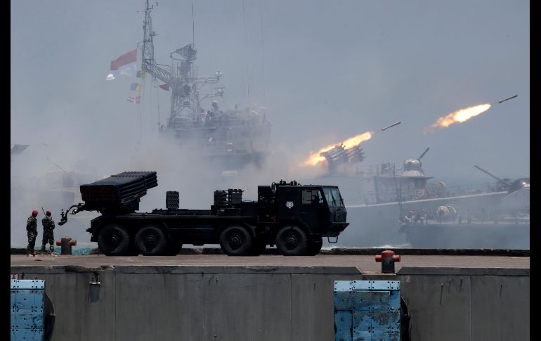 Una embarcación de la Marina dispara en Banten, Indonesia, durante un desfile por el 72 aniversario de las fuerzas armadas indonesias. AP/T. Syuflana