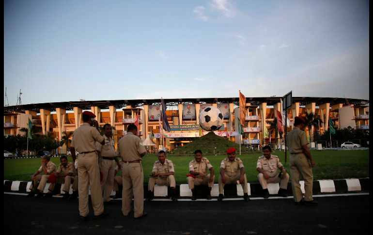 Oficiales descansan afuera del estadio de atletismo  Indira Gandhi, una de las sedes de la Copa Mundial Sub-17 de la FIFA, en Gauhati, India. AP/A. Nath