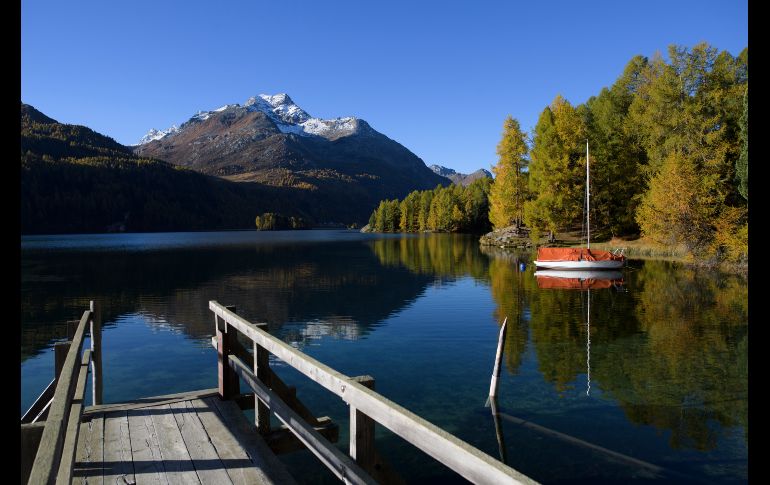 La montaña Piz da la Margna se refleja en un lago en Sils im Engadin, Suiza. AP/Keystone/G. Ehrenzeller