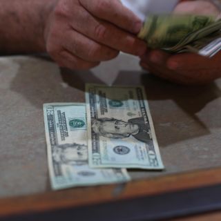 Dólar alcanza precio máximo de 18.83 pesos