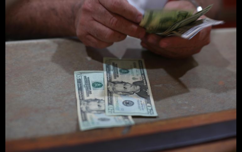 El billete verde se adquirió en un precio mínimo de 17.25 pesos en bancos de la Ciudad de México. EL INFORMADOR / ARCHIVO