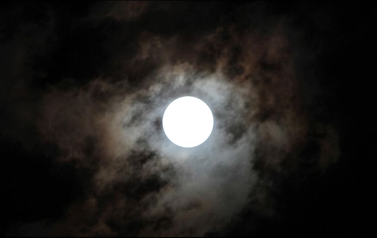 La Luna de octubre se aprecia más hermosa por efecto de los cambios que se presentan con la entrada del equinoccio de otoño en el hemisferio norte. NTMX / I. Hernández