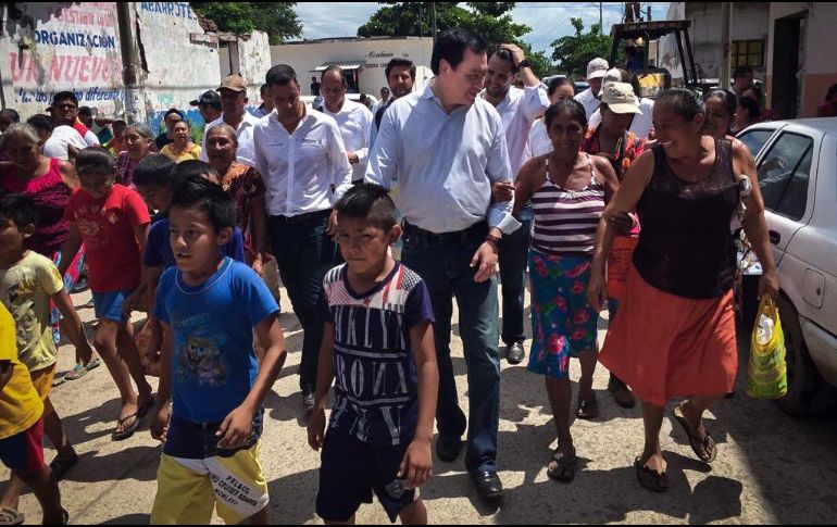 El funcionario visitó el municipio de Santa María Xadani, donde entregó apoyos para reactivar la economía en la región. TWITTER / @osoriochong