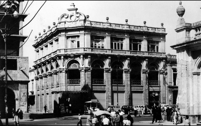 El Cine Lux fue uno de los más exclusivos de la ciudad de Guadalajara. El edificio de la sala de cine, que se ubicaba frente a Catedral, fue demolido en 1948. EL INFORMADOR/Archivo