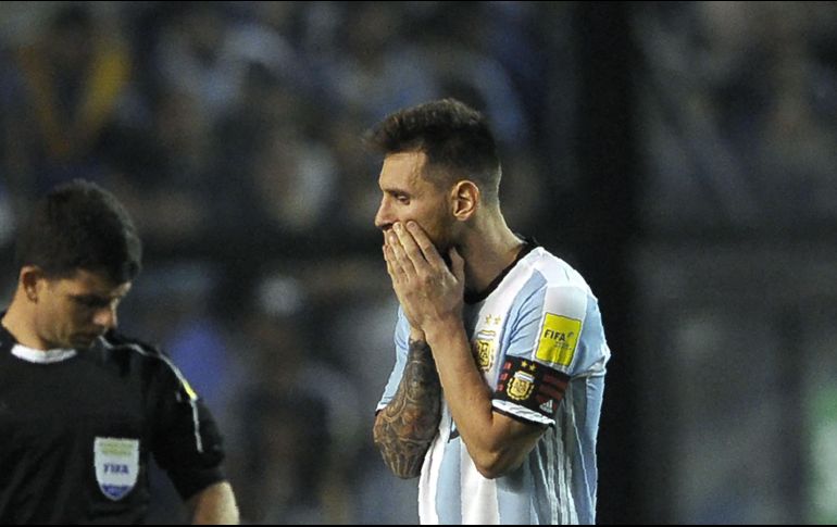 Por momentos durante el partido Messi abusó de las jugadas individuales. AFP/A. Pagni