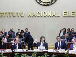 El INE había prohibido la entrega de tarjetas o nuevos programas sociales sin reglas de operación durante las elecciones, entre otros puntos. SUN / ARCHIVO