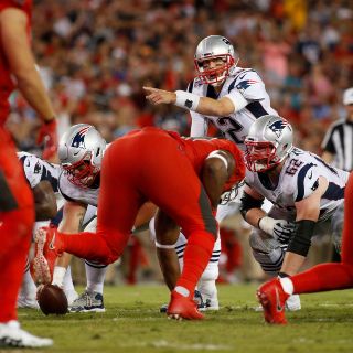 Brady iguala marca histórica de Favre y Manning